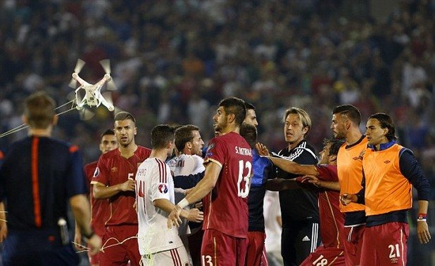 УЕФА ще санкционира и двете страни за хаоса в Белград