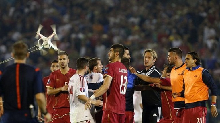 УЕФА ще санкционира и двете страни за хаоса в Белград