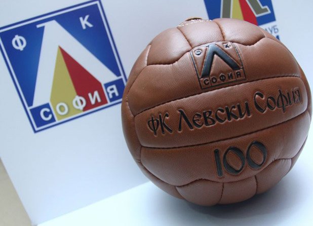 100 години Левски... на топка, като от първите, с които отборът е играл през 1914 г.