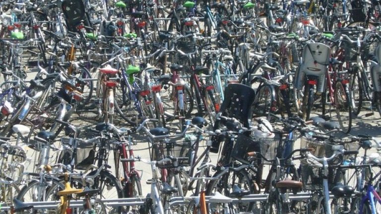 Паркингите за велосипеди в Копенхаген са абсолютен хаос
