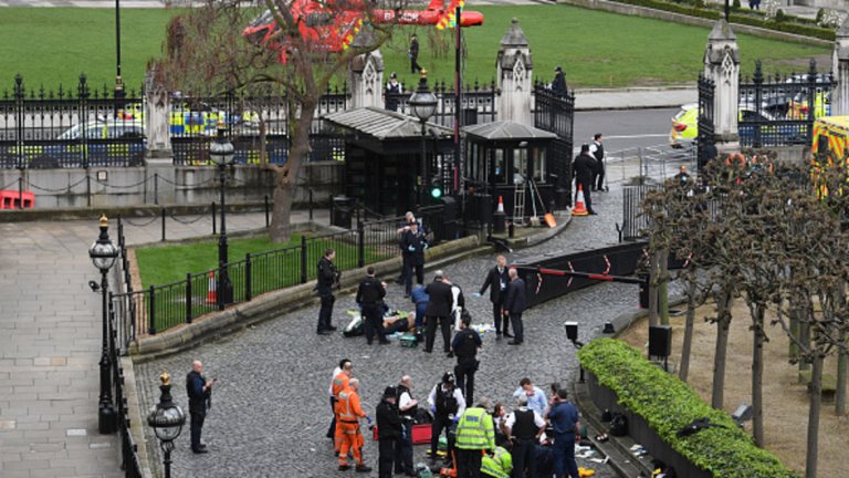 Шофьорът на автомобила слиза от колата и се нахвърля с нож върху полицай, охраняващ парка около британския парламент. Нападателят е прострелян от служители на силите за сигурност на метри от жертвата си.