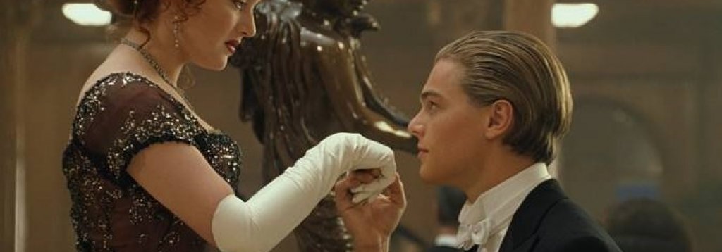 2. “Титаник” (от 1997 г.)
Джак и Роуз са едни от първите пасажери на най-големия кораб, който се кани да прекоси Атлантика - Титаник. Двамата са от различни класи. Той живее от ден за ден, а тя планира сватбата си с известен британски богаташ. Но един инцидент на борда стопява различията между тях.