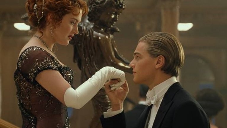 2. “Титаник” (от 1997 г.)
Джак и Роуз са едни от първите пасажери на най-големия кораб, който се кани да прекоси Атлантика - Титаник. Двамата са от различни класи. Той живее от ден за ден, а тя планира сватбата си с известен британски богаташ. Но един инцидент на борда стопява различията между тях.