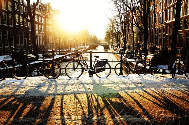 25 000  e неофициалният приблизителен брой велосипеди, които вадят от каналите на Амстердам всяка година. Официално обаче се твърди, че само около 8000 колела падат в каналите на година. Във всички случаи не е малко 