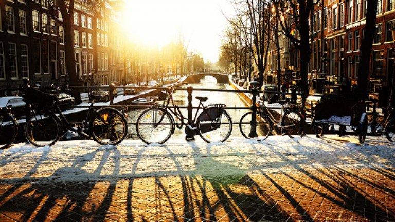 25 000  e неофициалният приблизителен брой велосипеди, които вадят от каналите на Амстердам всяка година. Официално обаче се твърди, че само около 8000 колела падат в каналите на година. Във всички случаи не е малко 
