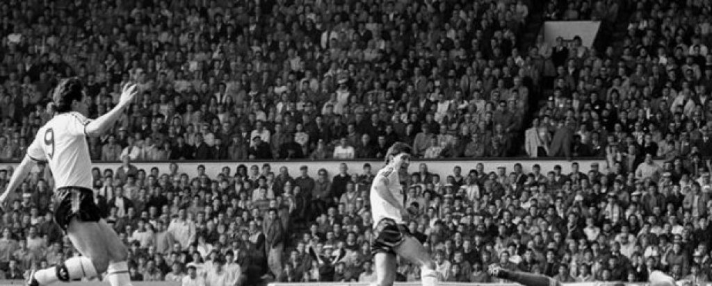 Ливърпул - Манчестър Юнайтед 3:3, 1988
Юнайтед преследва Ливърпул на Далглиш с изоставане от 11 точки и се нуждае от задължителна победа. Стракън изравнява за крайното 3:3, след като Юнайтед се съвзема от два гола изоставане и отпразнува гола си, правейки се, че пуши цигара пред "Коп".
