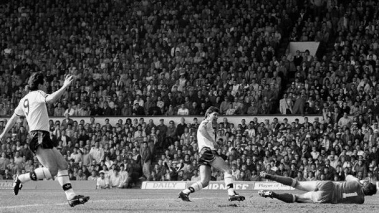 Ливърпул - Манчестър Юнайтед 3:3, 1988
Юнайтед преследва Ливърпул на Далглиш с изоставане от 11 точки и се нуждае от задължителна победа. Стракън изравнява за крайното 3:3, след като Юнайтед се съвзема от два гола изоставане и отпразнува гола си, правейки се, че пуши цигара пред "Коп".
