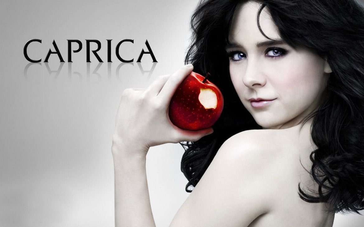 Caprica (2010) - 19 епизода

Дебютиралият през 2004 г. Battlestar Galactica се оказва един от най-свежите и успешни sci-fi сериали от последните години. Логично се търси начин за да се продължи успехът му и след финалния му сезон.
Създателите на шоуто се решават на прикуъл, който да покаже как са били създадени сайлоните около 60 години преди действието на оригиналния сериал. Както и Battlestar Galactica, така и Caprica е доста сложно и многопластово произведение, което засяга много теми - научната етика, виртуална реалност, изкуствения интелект, политиката, големия бизнес и много други. Научната фантастика е омесена с елементи на семейна драма.
В Caprica има много неразвит потенциал, но рейтингите са много под тези на Battlestar Galactica и Syfy решават да не поръчат втори сезон.


