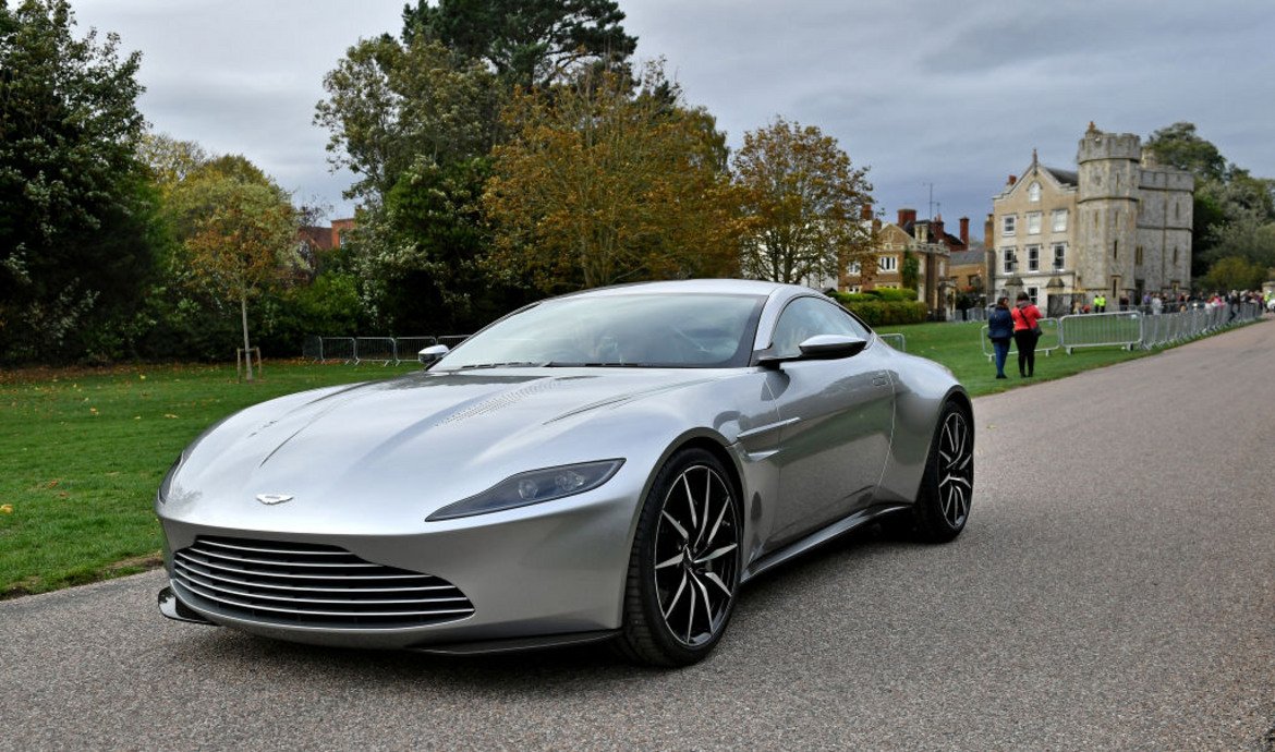  Aston Martin DB10 

Този Aston Martin е създаден специално за последния филм от поредицата за Агент 007 - "Спектър", който излиза по кината през 2015 г. От него са произведени 10 екземпляра, като осем от тях се използват на снимачната площадка.

През 2016 г. една от двете коли, които не стигат до заснемане на опасните екшън сцени, е продадена на търг за 2,4 млн. британски паунда. А през октомври 2018 г. принцеса Южени (внучка на кралица Елизабет II) избира за сватбата си другия Aston Martin DB10, който се появява в "Спектър". 