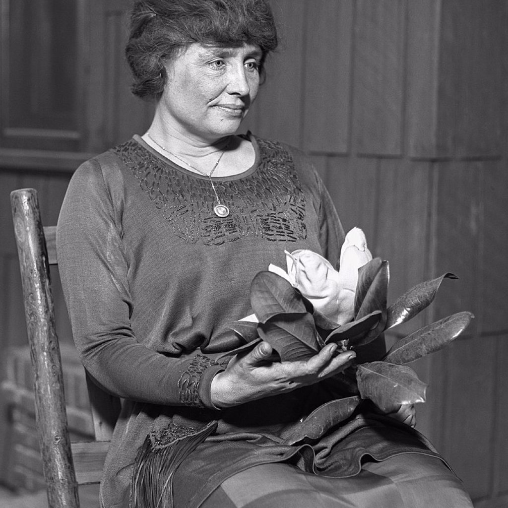 800px-Helen_Keller_circa_1920_-_restored