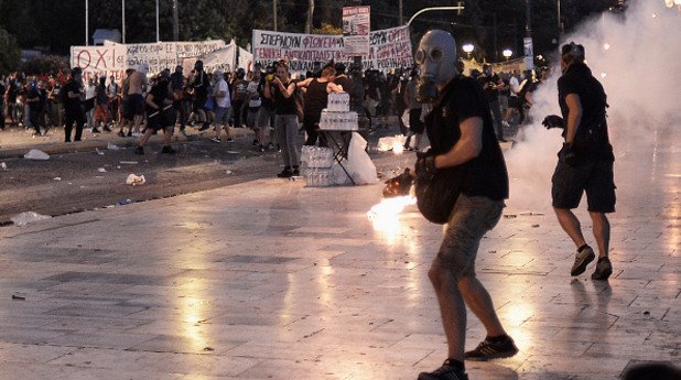 Полицията успя да изтласка по-агресивните демонстранти от централния площад в Атина
