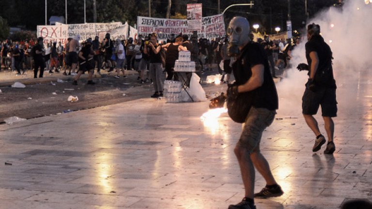 Полицията успя да изтласка по-агресивните демонстранти от централния площад в Атина