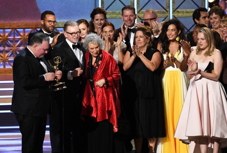 С екипа на сериала "Историята на прислужницата", когато става ясно, че той печели "Еми" за най-добър драматичен сериал.