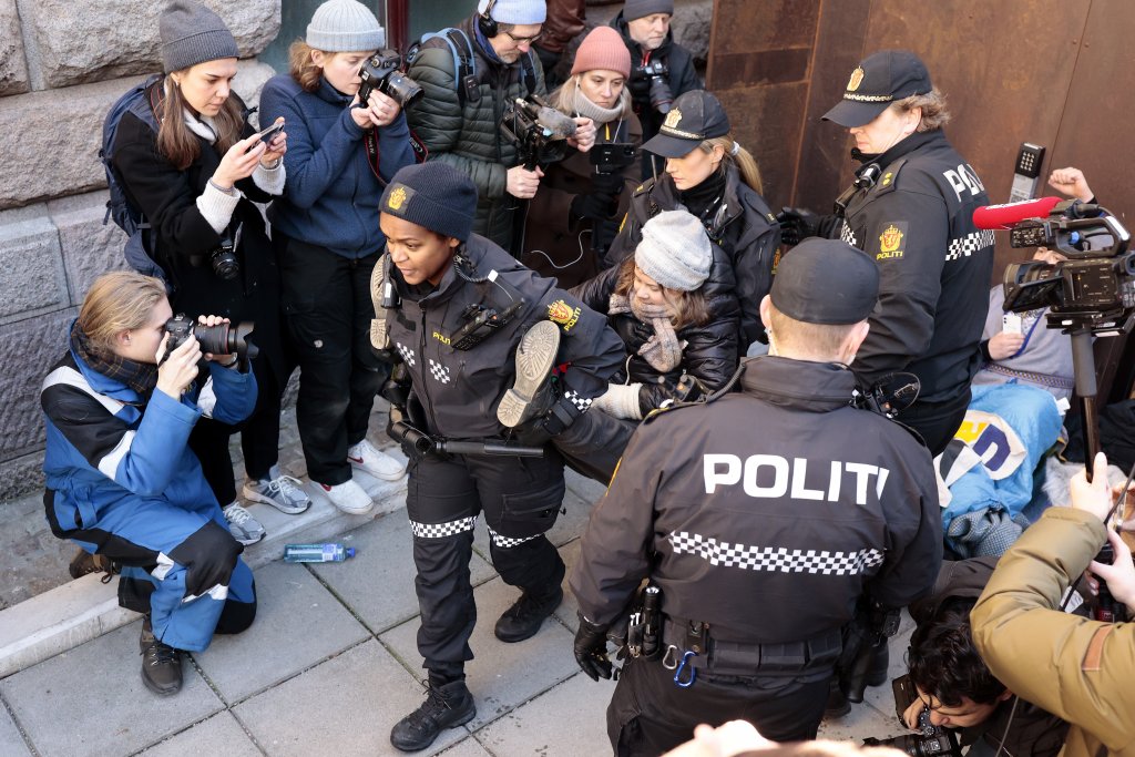 Полицията в Норвегия задържа два пъти Грета Тунберг на протест в Осло (снимки)