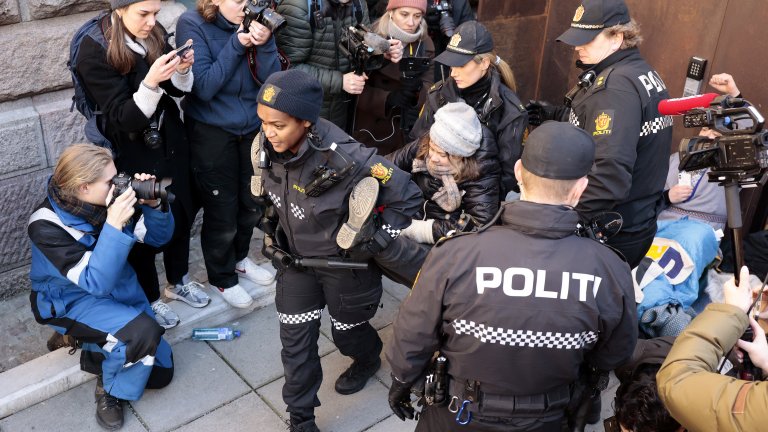 Полицията в Норвегия задържа два пъти Грета Тунберг на протест в Осло (снимки)