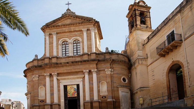 Райският град на Сицилия, където за чужденци къщите струват само 1 евро