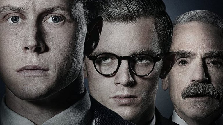 Munich - The Edge of War
Кога: 21 януари
Къде: Netflix 
Второто предложение за онези, които не искат да ходят на кино, е исторически трилър, който се фокусира върху конференцията в Мюнхен от 1938 г. Разказва за двама стари приятели, които в момента работят за различни правителства и на които се налага да влязат в ролята на шпиони, за да разкрият тайна на нацистите. В главните роли са добре познатият Джеръми Айрънс и Джордж Маккей (1917).