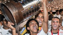 Футболистите на Коринтианс куфеят с най-престижния футболен трофей в Латинска Америка