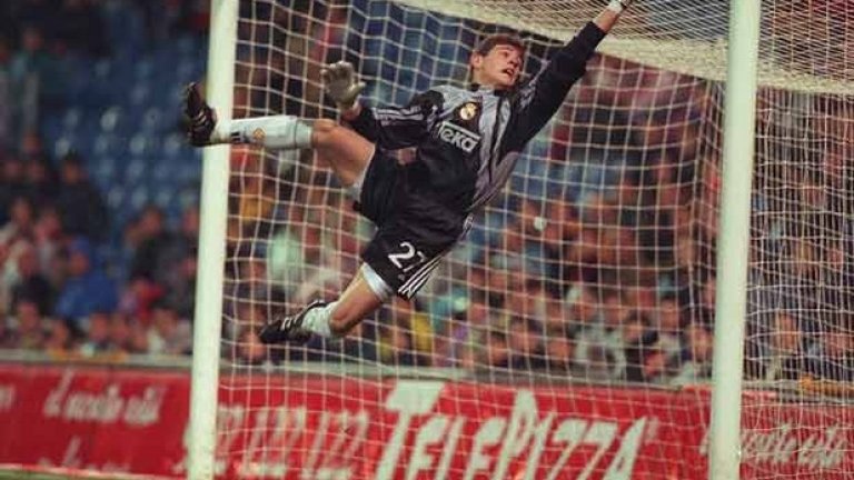 Касияс дебютира на вратата на първия тим на Реал през 1999 г. и спечели три пъти Шампионската лига и 5 пъти титлата.