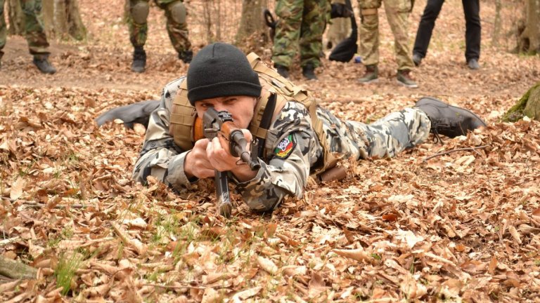 Групировките се стремят да привличат хора с военен или полицейски опит, за да повишат бойната готовност на членовете си