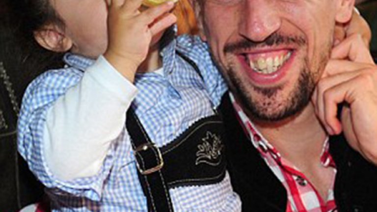 Какво ли пие детето на Рибери? Иначе баща му е мюсюлманин и не близва алкохол...