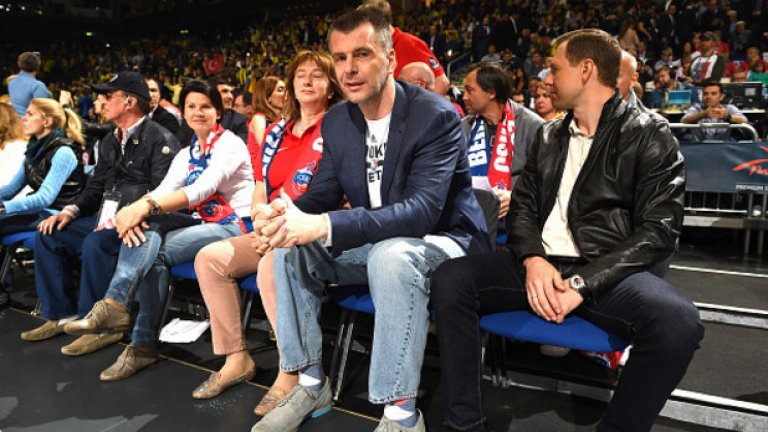 Михаил Прохоров, който притежава и отбора от NBA Brooklyn Nets, е на 13-то място в списъка на руските милиардери за 2015 г. Според Forbes богатството му възлиза на 8,3 млрд. долара.