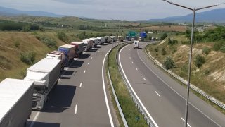 Шофьорите чакат минимум 30 минути, докато преминат пункта