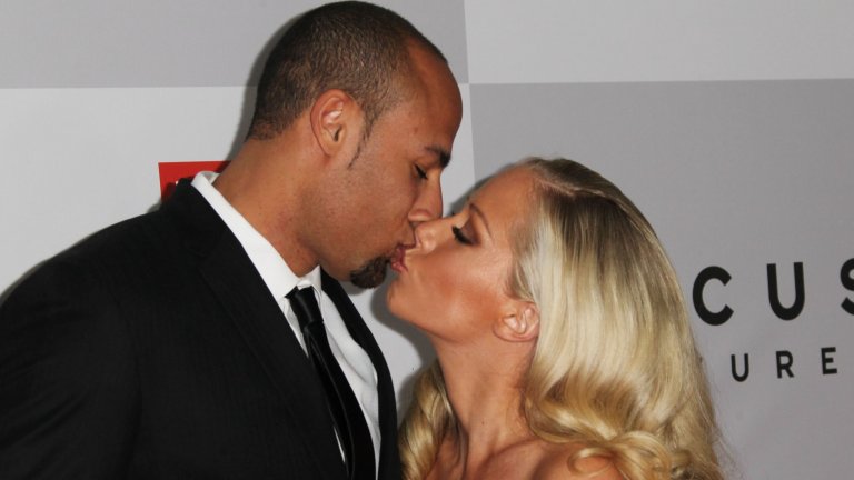 Малко мъже биха били съгласни да се оженят в дома на бившето гадже на жена си, но пък имението Playboy не е коя да е къща. Затова Уилкинсън и Баскет си казват “Да“ на пищна церемония именно в двора на Хю Хефнър, като шаферките са някои от останалите “зайчета“ на прословутото списание. Кендра е в огромна бяла рокля, а не по-малко сексапилните шаферки са в бледолилави тоалети. Цената само на годежния ѝ пръстен надхвърля 50 хил. долара. Сватбата на Уилкинсън слага началото на изцяло нов и съвсем различен живот за нея.