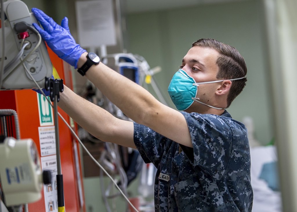 1280px-USNS_Mercy_Sailor_Treats_Patient_(49785699691)