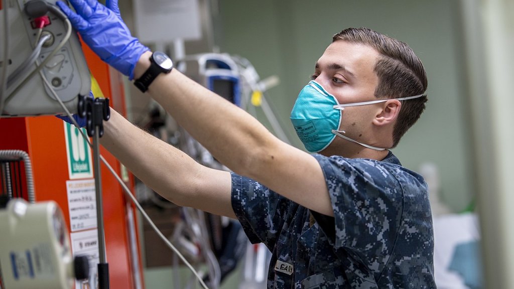 1280px-USNS_Mercy_Sailor_Treats_Patient_(49785699691)