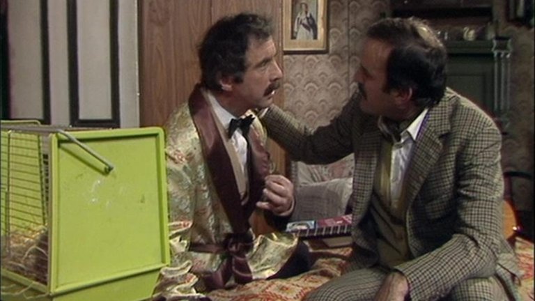 Fawlty TowersГодина:1975-1979Британското комедийно шоу на Би Би Си също пострада, след като епизодът The Germans от 1975 г. беше свален от стрийминг услугата UKTV заради това, че в него има "неподходящ расистки хумор". Това накара актьора Джон Клийз  да нарече действията на телевизията "пълна глупост", а по думите му пред в.The Age хуморът е имал точно обратната цел - да осмее расовите стереотипи.В крайна сметка епизодът ще бъде качен обратно на платформата, а сцените с по-остър хумор ще вървят с предупреждението "Внимание! Потенциално обидно съдържание и език".