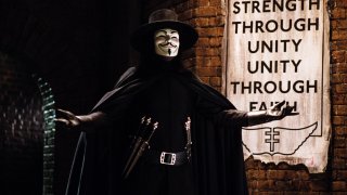 V for Vendetta 
Антиутопията на Уашовски събира в своите малко над два часа толкова много идеи, че ще е трудно всички те да бъдат изброени. Главният герой е V, просто V – мъж с маска на Гай Фокс, чиято цел е да събори тираничната власт и да раздаде справедливост. 
Огромна част от мотивите във филма идват директно от Оруел – правителство, което нарочно избива народа си; постоянно следене и контрол над гражданите; висшият ешелон на властта и приближените й, които винаги са "по-равни". Заслужава си гледането дори и само заради поредицата от култови реплики, изречени от V, сред които и че "хората не трябва да се страхуват от правителствата си...".