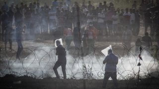 Напрежението между израелци и палестинци в Газа се изостря през последните месеци с мащабни протести, размяна на огън и десетки загинали.