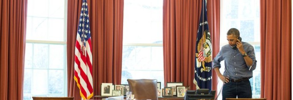 _73400853_obama_phone