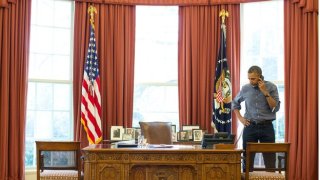 _73400853_obama_phone