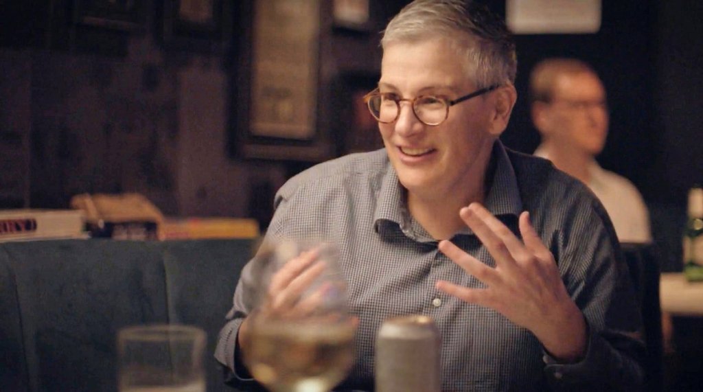 “В процес на работа” (Work in Progress)
Главната героиня на тази комедия на HBO е Аби – 45-годишна лесбийка, която описва себе си като „дебела и неуспяла”. Отчаянието обаче я стимулира да предпреме драстична житейска промяна. След като колега ѝ дава пакет бадеми с груб коментар относно теглото ѝ, Аби се обажда на терапевта си и съставя план да промени живота си за 180 дни, а ако не успее, обещава да убие някого. 
Защо 180? Толкова са бадемите в пакетчето. В ролята на Аби играе комедиантката Аби Макeнани, косценарист на комедийния сериал, която добавя и много автобиографични елементи.