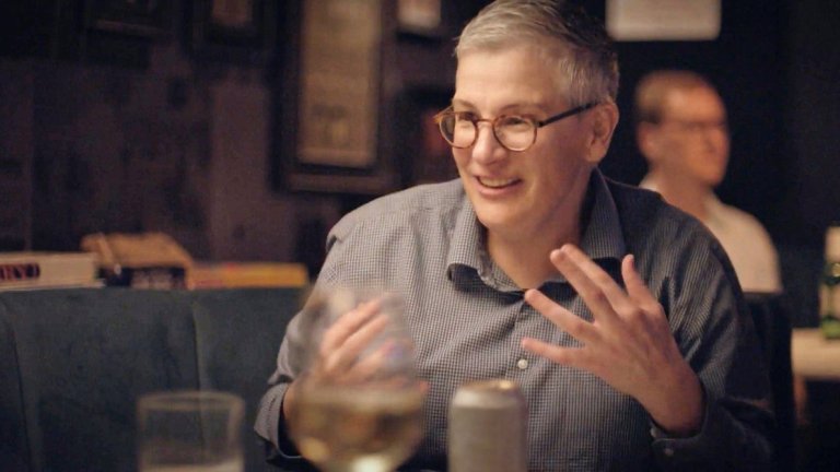 “В процес на работа” (Work in Progress)
Главната героиня на тази комедия на HBO е Аби – 45-годишна лесбийка, която описва себе си като „дебела и неуспяла”. Отчаянието обаче я стимулира да предпреме драстична житейска промяна. След като колега ѝ дава пакет бадеми с груб коментар относно теглото ѝ, Аби се обажда на терапевта си и съставя план да промени живота си за 180 дни, а ако не успее, обещава да убие някого. 
Защо 180? Толкова са бадемите в пакетчето. В ролята на Аби играе комедиантката Аби Макeнани, косценарист на комедийния сериал, която добавя и много автобиографични елементи.