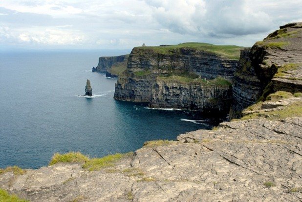 Скалите на Мохер (Aillte an Mhothair - на ирландски) Тези скали предлагат едни от най-внушителните панорамни  гледки към Атлантическия Океан в Ирландия. Разходките по брега обаче съвсем не са романтични. Заради неочакваните въздушни течения, резките ветрове, неумолимите дъждове, съчетани със стръмни пътеки, шансът да паднете оттам е доста голям... Определено е смъртоносно