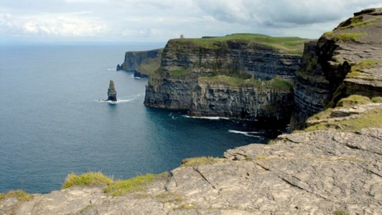 Скалите на Мохер (Aillte an Mhothair - на ирландски) Тези скали предлагат едни от най-внушителните панорамни  гледки към Атлантическия Океан в Ирландия. Разходките по брега обаче съвсем не са романтични. Заради неочакваните въздушни течения, резките ветрове, неумолимите дъждове, съчетани със стръмни пътеки, шансът да паднете оттам е доста голям... Определено е смъртоносно