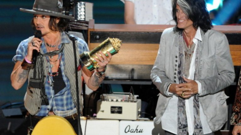 Джони Деп формира банда заедно с Алис Купър и китариста на "Aeросмит" Джо Пери само няколко седмици, след като изрази възмущение от начина, по който актьорите се правят и на музиканти