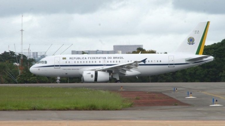 Airbus A319, Бразилия
Последно Airbus A319, който е супериграч на сцената на най-скъпите самолети в света, беше включен в аерошоуто в Дубай. Цвената му е 81 млн. долара и е любимият самолет на президента на Бразилия Дилма Русеф. Най-голямото му предимство е ниският разход на гориво. Той може да измине над 3750 мили с едно зареждане и да превозва до 160 пасажера.