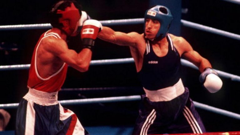 Грешното броене на Тончо Тончев

Преди Кубрат Пулев най-успешният български професионален боксьор е Тончо Тончев. Три пъти носител на интерконтинентални титли в две от версиите, роденият през 1982 г. в Сливен боец преживява една от най-големите драми на ринга за цялата история на бокса ни. Това се случва на олимпийските игри в Атланта през 1996 г., когато Тончо още е аматьор. Сочат го като фаворит за титлата в кат. до 60 кг. В мача за златото срещу него излиза алжирецът Хокин Султани. Двубоят върви предпазливо, а 30 секунди преди края българинът води с 3:2. Освен това няма нито едно предупреждение от рефера. Въпрос на елементарна тактика е да издържи още половин минута и да му вдигнат ръката като победител и шампион. 

Точно тогава треньорът Ангел Ангелов прави недопустим гаф. Старшията не преброява правилно точките и решава, че алжирецът има една в повече. Извиква от ъгъла на Тончо, че трябва да наваксва. Заблуден, че губи, сливналията тръгва да напада, отваря си гарда и алжирецът успява да го уцели с последната секунда. Мачът завършва 3:3, а при изчисляването на подточките Султани е обявен за победител. Сигурната олимпийска титла заминава за Алжир, а Тончев трябва да се примири със сребърния медал. Въпреки това той и до днес твърди, че не се сърди за нищо на Ангел Ангелов. 

И това не е първи подобен случай с този боксьор. На олимпийските игри в Барселона през 1992 г. се случва същото, само че в четвъртфинала. Там Тончо Тончев се боксира с прочутия мексиканец с щатски паспорт Оскар де ла Оя. По собствените му думи двамата с треньора Михаил Таков залагат на погрешна тактика, в резултат на което Де ла Оя бие с 16:7. 

