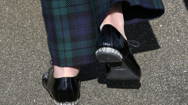Шотландско каре, лачени ниски обувки и блестящи токове