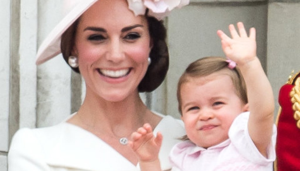 Малката маха на феновете си на 90-ата годишнина на кралица Елизабет II.