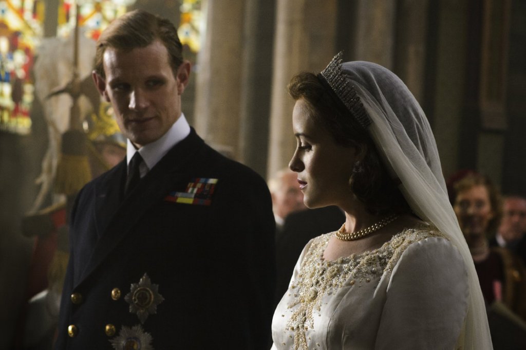 The Crown 
Американско-британската тв продукция за началото на царуването на кралица Елизабет II, като глава на най-голямата и влиятелна монархия в Европа, идва тази есен по Netflix.  За сериала посветен на Кралицата се говори от много отдавна и хиля