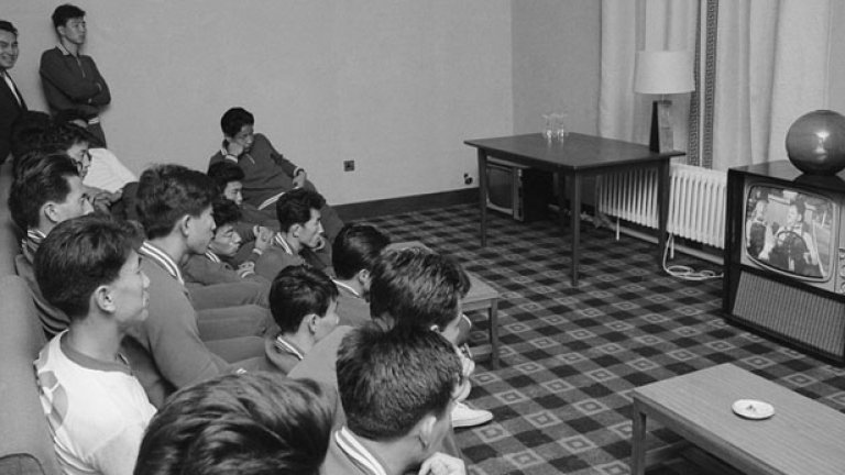 Корейците гледат Лоуръл и Харди! Хората иззад завесата на комунистическа Северна Корея се подготвят с комедийното шоу за мача с Италия, донесъл една от големите сензации в историята на световните първенства. Корея победи с 1:0 през 1966 г.