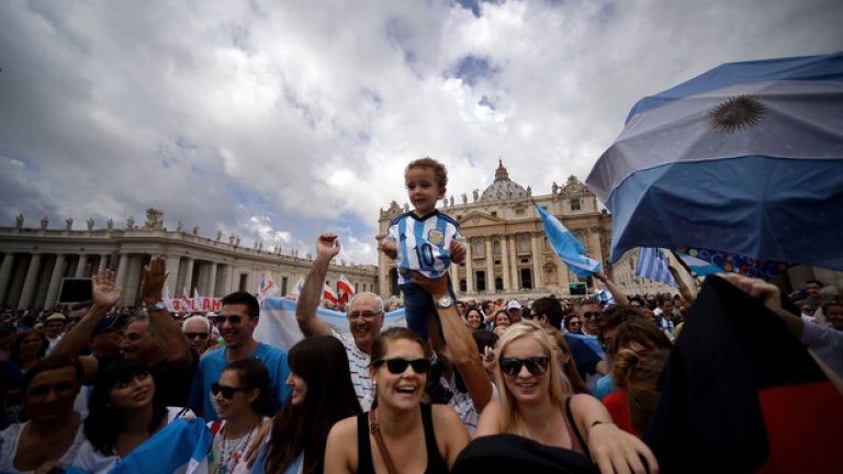 На площада на Ватикана днес службата на папа Франциск мина пред хора, облекли фланелки на Аржентина и Германия, носещи знамена... Сякаш търсеха помощ свише за финала!