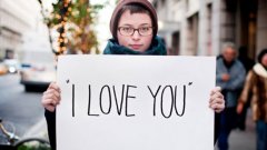 Цитатите са различни - докато една жена държи фраза: "Няма да те боли, ако просто се отпуснеш", на друг плакат е изписано просто: "Обичам те" 