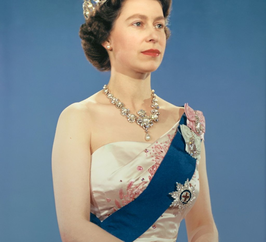 Queen_Elizabeth_II_official_portrait_for_1959_tour_(retouched)_(cropped)_(3-to-4_aspect_ratio)