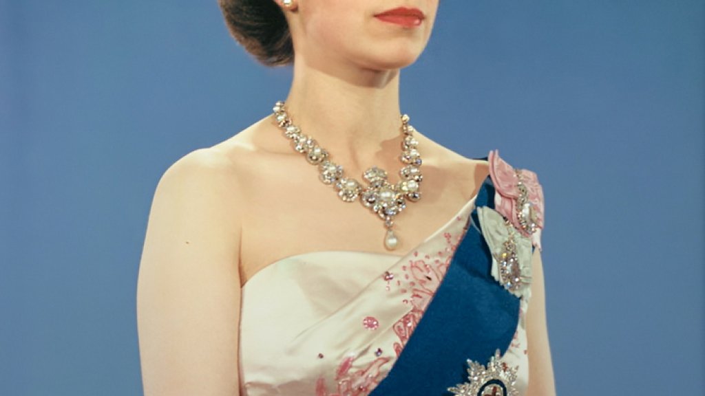 Queen_Elizabeth_II_official_portrait_for_1959_tour_(retouched)_(cropped)_(3-to-4_aspect_ratio)